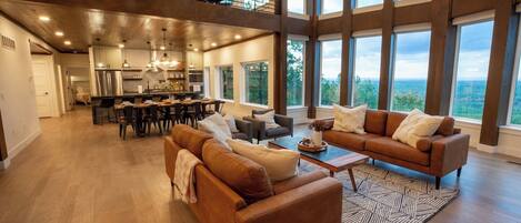 Smart-TV, Kamin, Tischtennisplatte