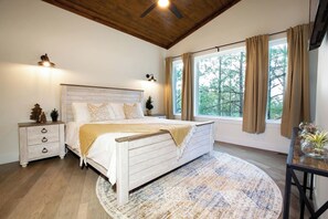 Free WiFi, bed sheets - Sleeps 21 | Best Value 6BR | Game Room | Huge Space (Broken Bow)