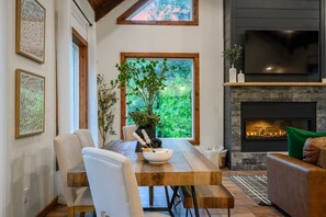 Dining - Stayhocha luxury Cabin, Playset, Mini Golf. (Broken Bow)