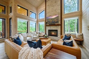 Smart-TV, Kamin, Bücher