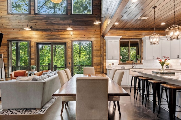 Interior - Luxurious 4 Bedroom Cabin Retreat in Broken Bow (Broken Bow)