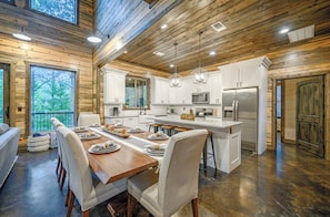 Coffee/tea maker, fridge, microwave, oven - Luxurious 4 Bedroom Cabin Retreat in Broken Bow (Broken Bow)