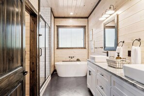 Shower, towels - Luxurious 4 Bedroom Cabin Retreat in Broken Bow (Broken Bow)