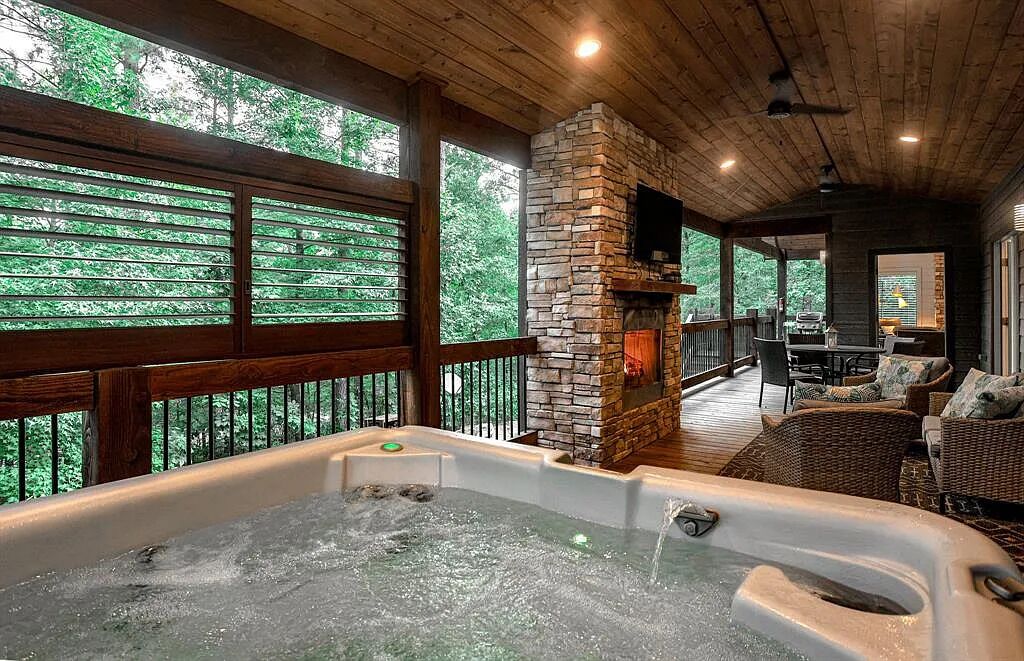 Outdoor spa tub