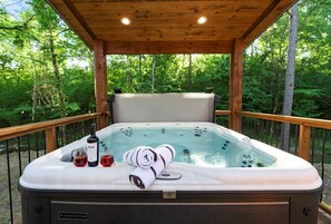 Outdoor spa tub - Creekfront,Pickleball,Game Room,Firepit,Sleeps 16 (Broken Bow)
