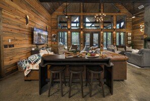 Smart-TV, Kamin, Bücher