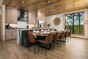 Fridge, oven, stovetop, dishwasher - Breathtaking views, hot tub, heated pool (Broken Bow)