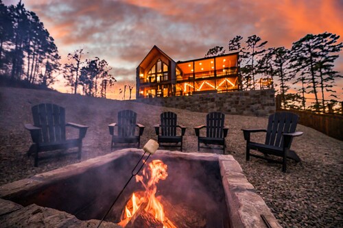 Breathtaking views, hot tub, heated pool