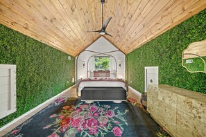 Tabla de planchar con plancha, wifi gratis, ropa de cama