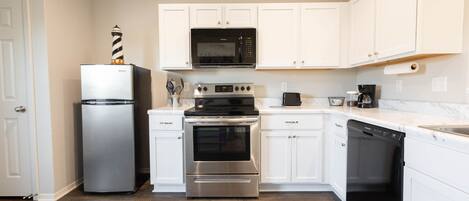 Microondas, horno, placa de cocina y lavavajillas