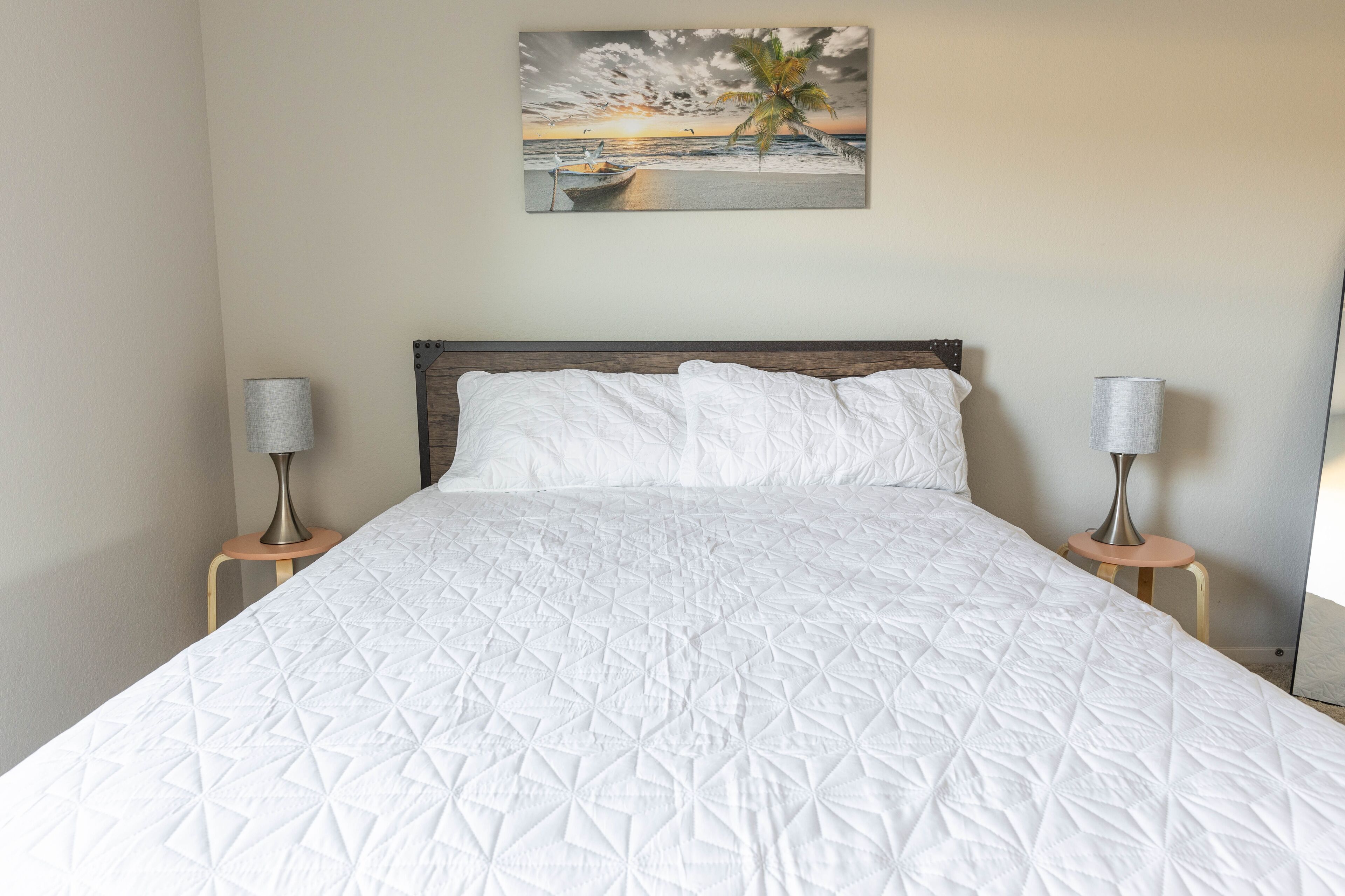 Een strijkplank/strijkijzer, wifi, beddengoed