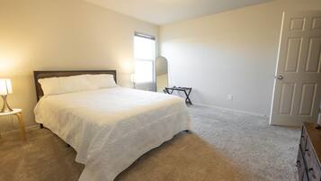 Tabla de planchar con plancha, wifi y ropa de cama