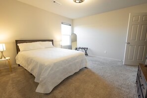 Planxa i posts de planxar, wifi i roba de llit 