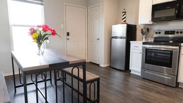 Microondas, horno, parrilla de estufa y lavavajillas