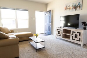 TV, fireplace - Peaceful 3-bedroom house with AC in charming Conway (Conway)