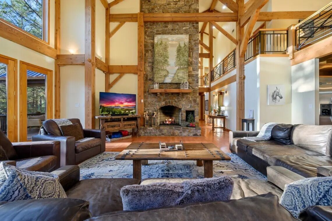 Smart TV, chimenea y libros 