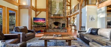 Smart TV, chimenea y libros