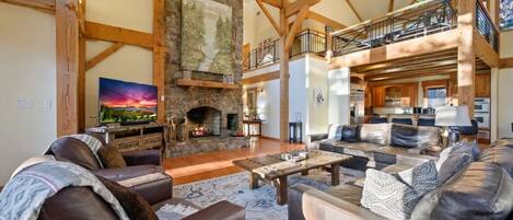 Smart TV, chimenea, libros