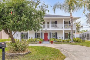 Exterior - 5BR Estate • Hot Tub • Pet Friendly • Sleeps 8 • Near Beach (Edgewater)