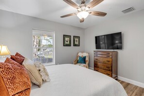 5 bedrooms, iron/ironing board, free WiFi, bed sheets - 5BR Estate • Hot Tub • Pet Friendly • Sleeps 8 • Near Beach (Edgewater)