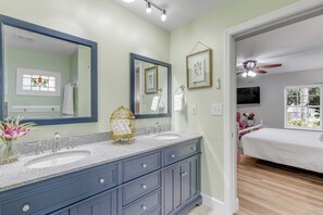 5 bedrooms, iron/ironing board, free WiFi, bed sheets - 5BR Estate • Hot Tub • Pet Friendly • Sleeps 8 • Near Beach (Edgewater)