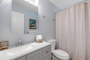 Jetted bath, hair dryer, towels, soap - 5BR Estate • Hot Tub • Pet Friendly • Sleeps 8 • Near Beach (Edgewater)