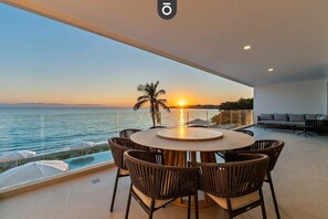 Outdoor dining - Panarea 1B Beachfront 3BR | Ocean View + Rooftop & Beach Pools + Gym + Spa (Bucerías)