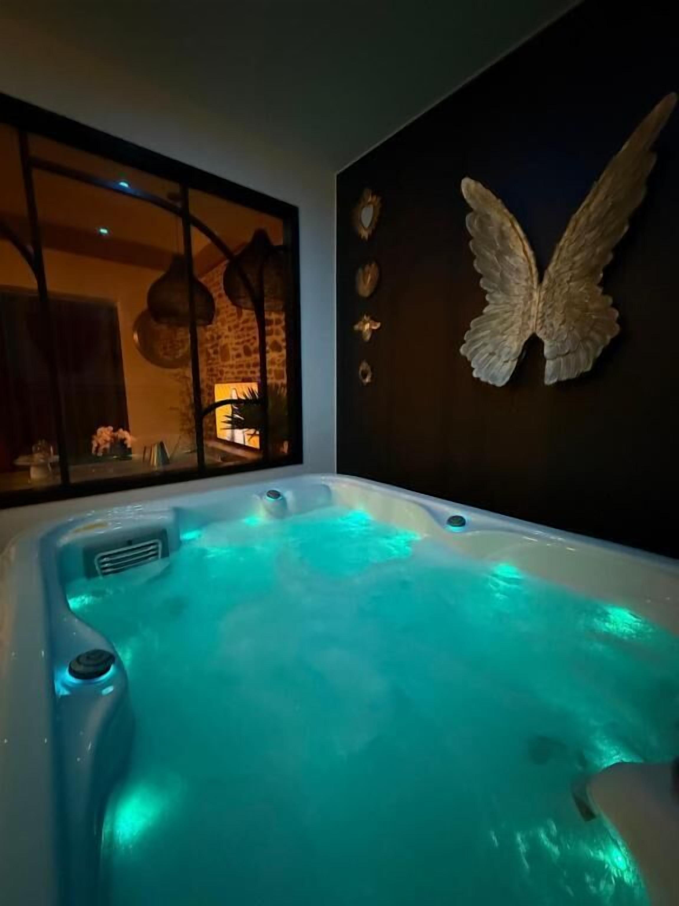 Couples treatment rooms, hot tub