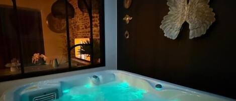 Couples treatment rooms, hot tub