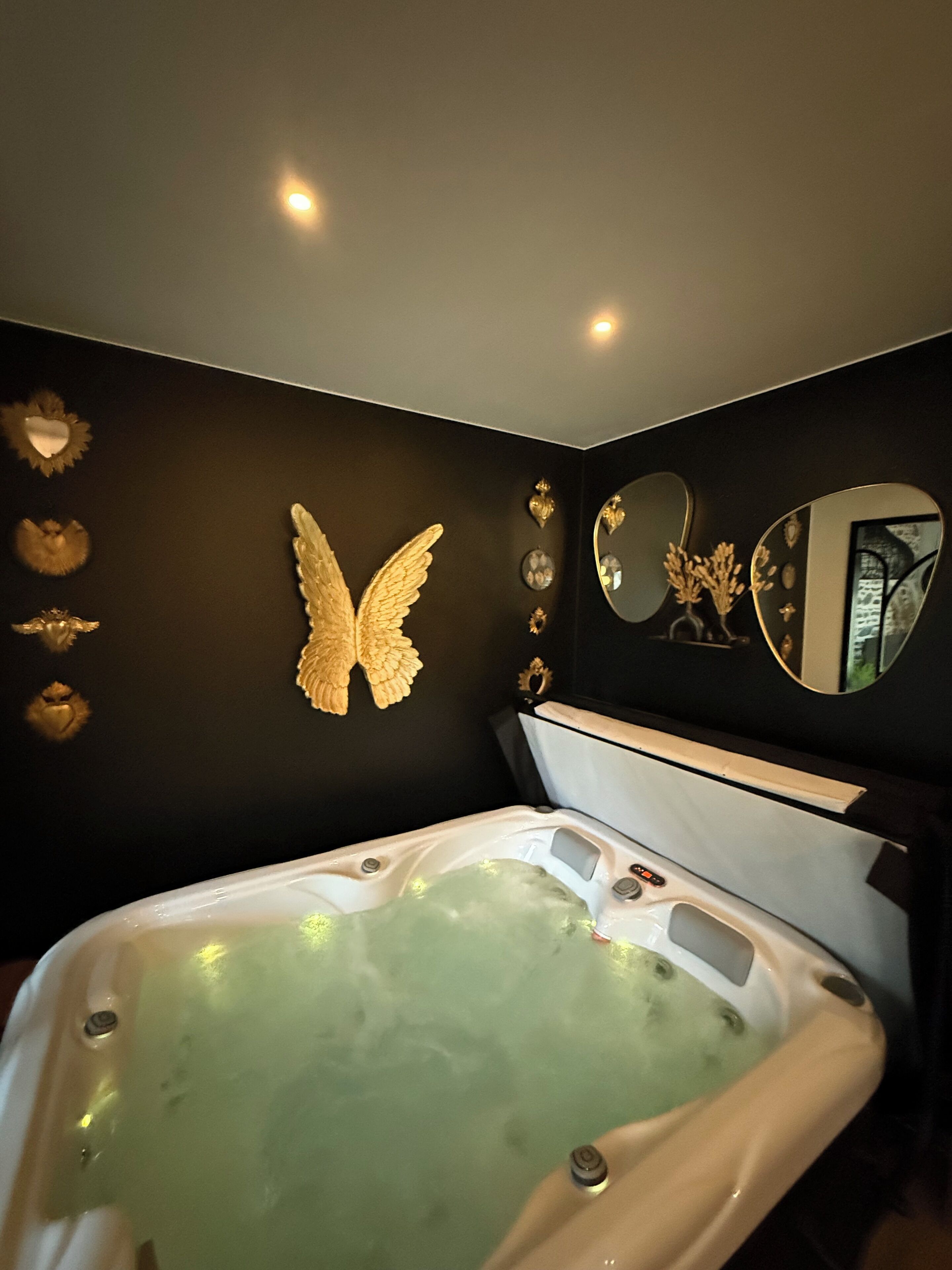 Couples treatment room(s), hot tub