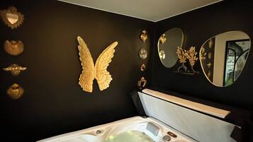 Couples treatment room(s), hot tub