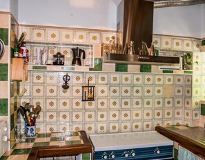 Fridge, microwave, stovetop, coffee/tea maker - Country House 'Casa El Portón' with Mountain View, Private Terrace and Wi-Fi (Bubión)