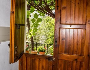 Interior - Country House 'Casa El Portón' with Mountain View, Private Terrace and Wi-Fi (Bubión)
