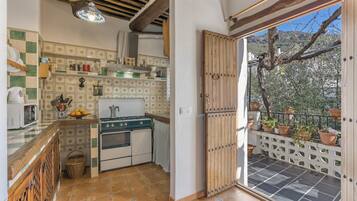 Kühlschrank, Mikrowelle, Herdplatte, Wasserkocher mit Kaffee-/Teezubehör