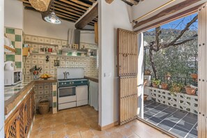 Jääkaappi, mikroaaltouuni, liesi, kahvin-/teenkeitin