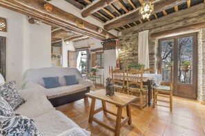 Una televisión, una chimenea