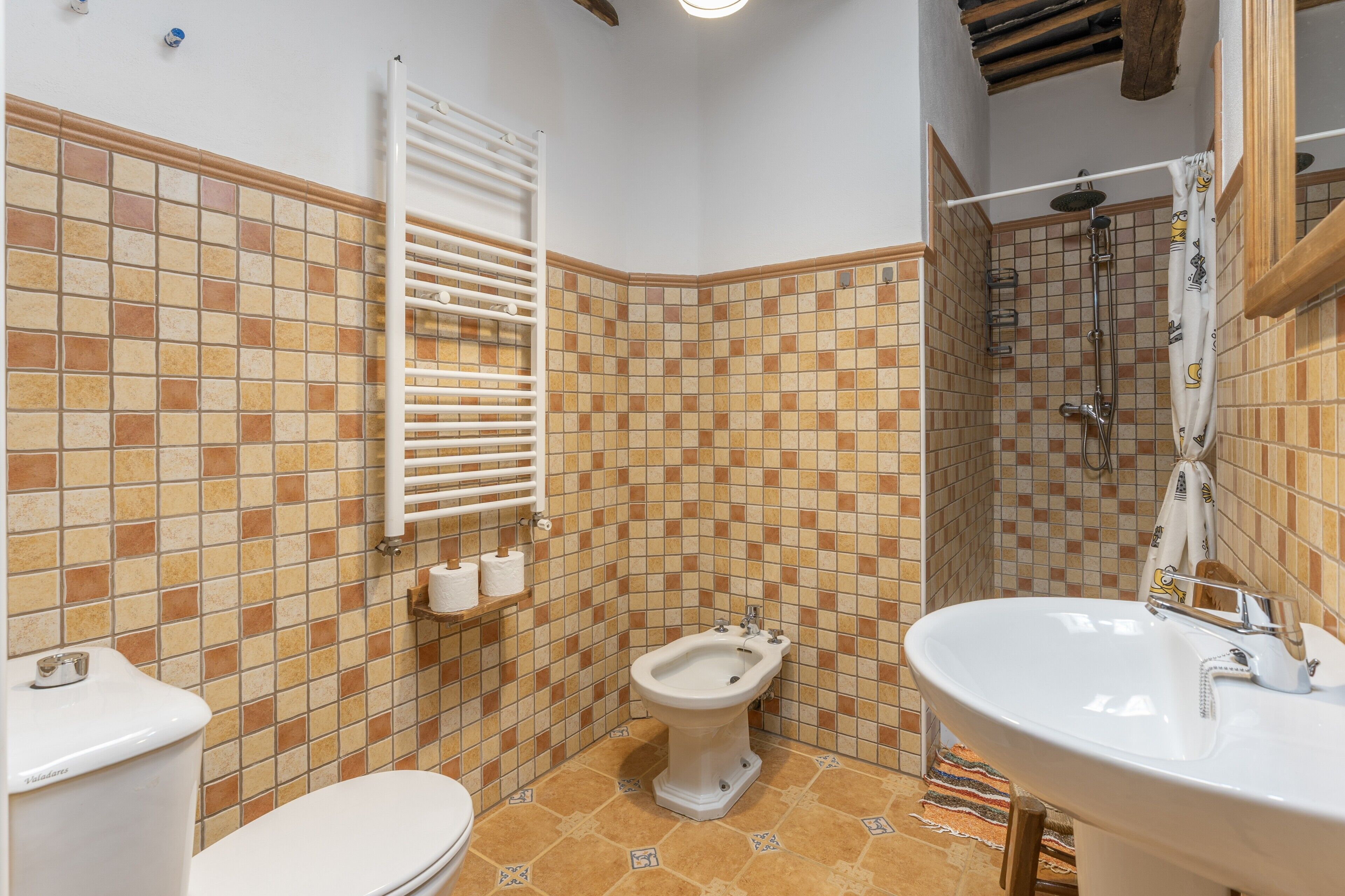 Une salle de bain comprenant des toilettes, un bidet et un lavabo.