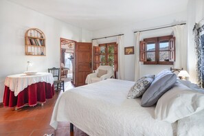 Tabla de planchar con plancha, wifi y ropa de cama 