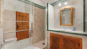 Chuveiro, secador de cabelo, toalhas de banho