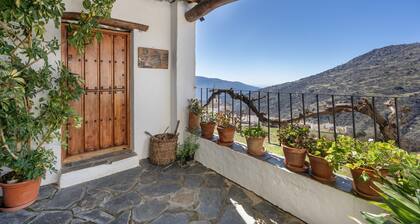Maison de campagne « Casa De La Fuente » avec vue sur la montagne, terrasse privée et Wi-Fi
