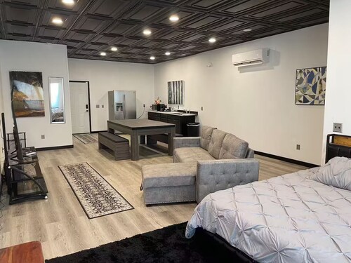 Food Truck Court BNB w/breakfast & pool table