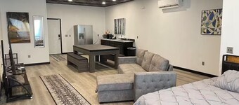 Food Truck Court BNB w/breakfast & pool table