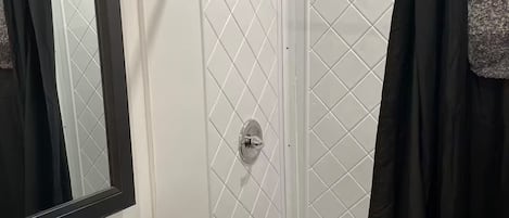 Regadera, toallas, papel de baño