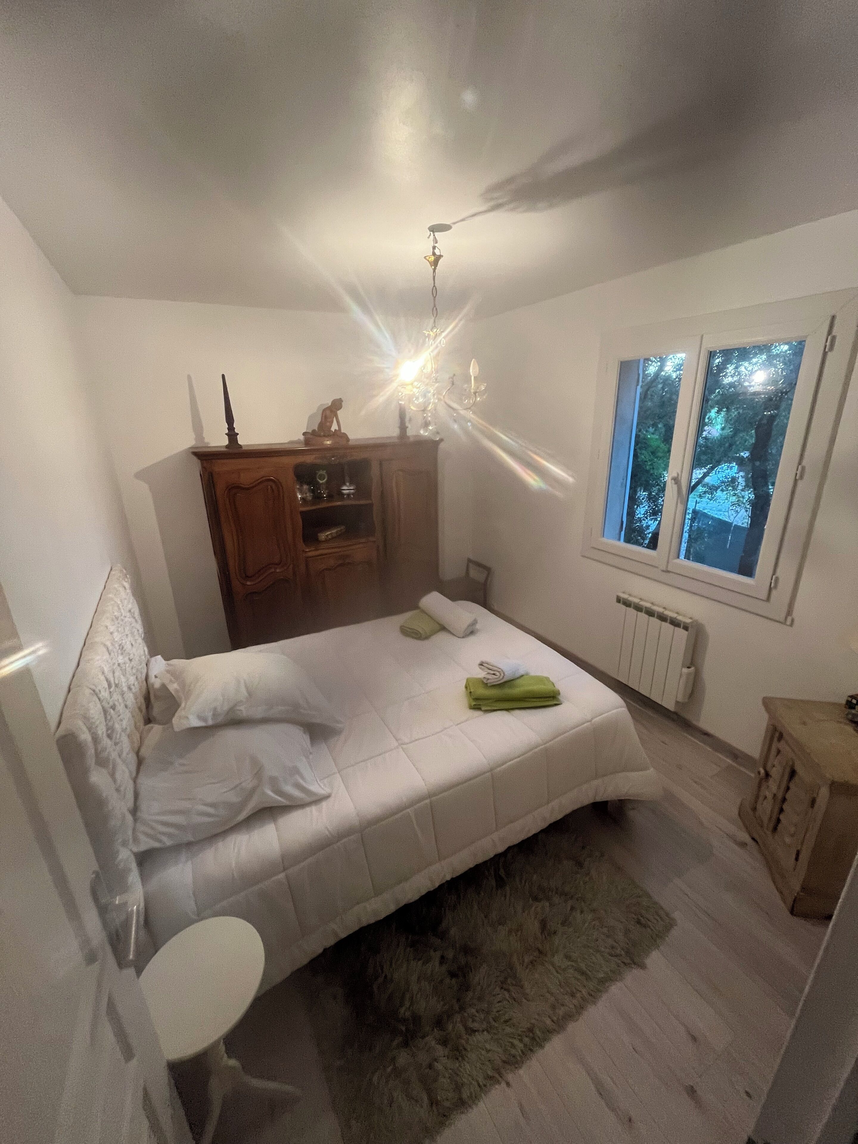 Tabla de planchar con plancha, wifi y ropa de cama 