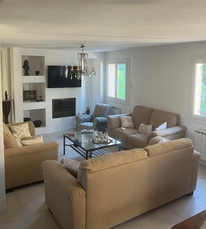 TV, fireplace - Welcome to the fox house (Sainte-Anastasie-sur-Issole)