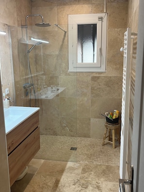 Douche, sèche-cheveux, serviettes fournies, savon