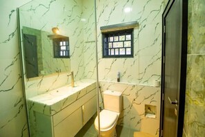 Deluxe Room, Balcony, City View | Bathroom | Free toiletries, hair dryer, towels, soap - Rita's Luxury Homes (Abuja)