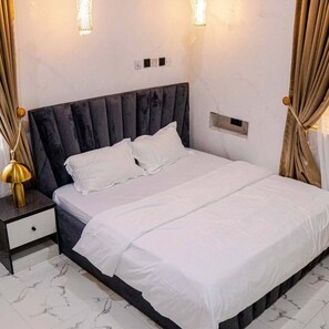 Deluxe kamer, balkon, uitzicht op stad | Een bureau, een laptopwerkplek, verduisterende gordijnen