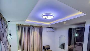 Chambre Deluxe, balcon, vue ville | Bureau, espace de travail pour ordinateur portable, rideaux occultants