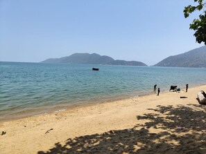Beach nearby - The Bay Cottage: 4BR Retreat in Cape Maclear (Cape Maclear)